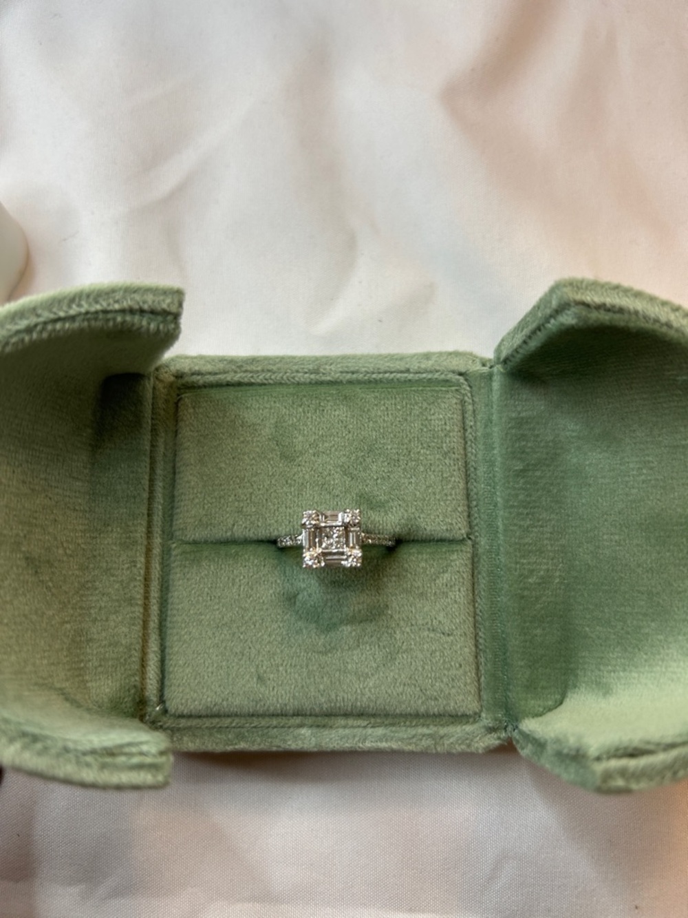 18k solid while gold diamond ring - Picture 2 of 7